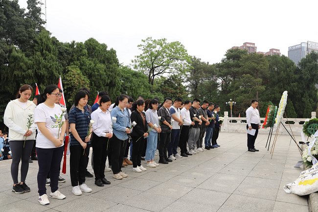 整个默哀。林成斌 摄（建图）.png