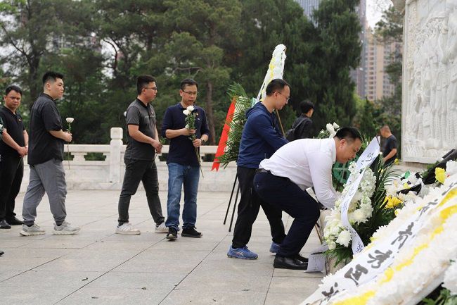 敬献白菊。林成斌 摄（建图）.jpg