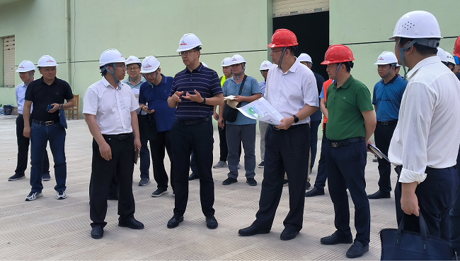 视察项目现场。谢家宝 摄（建图）.png