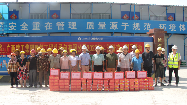 送清冷现场。蔡怡灵 摄（建图）.png