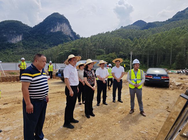 听项目现场进度汇报。江家兵摄（建图）.jpg