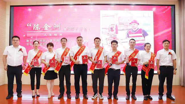 先进工作者颁奖合影。杨钰 摄（建图）.jpg