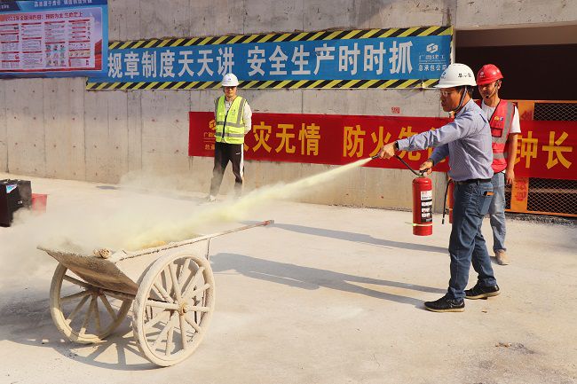 曾劲松进行灭火器材使用培训。周煜川 摄（建图）.jpg