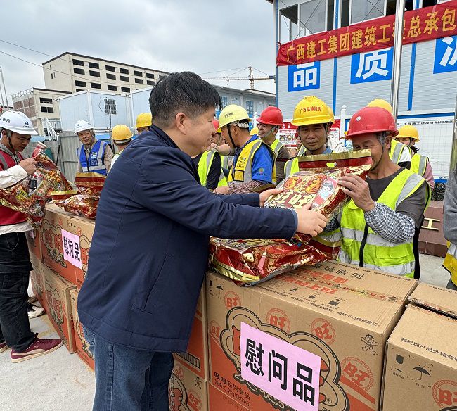 发放慰问品。韦艳雷 摄（建图）.jpg