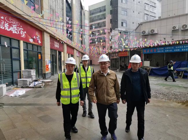 陆烜在巴马商贸中心调研领导。（建图）.jpg