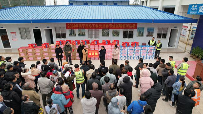 送温暖现场。（建图）.jpg