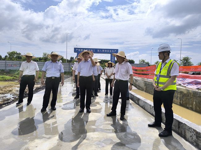 何朝建在项目现场。江家兵摄（建图）.jpg