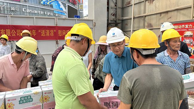 发放慰问品1。容芝雅 摄（建图）.jpg