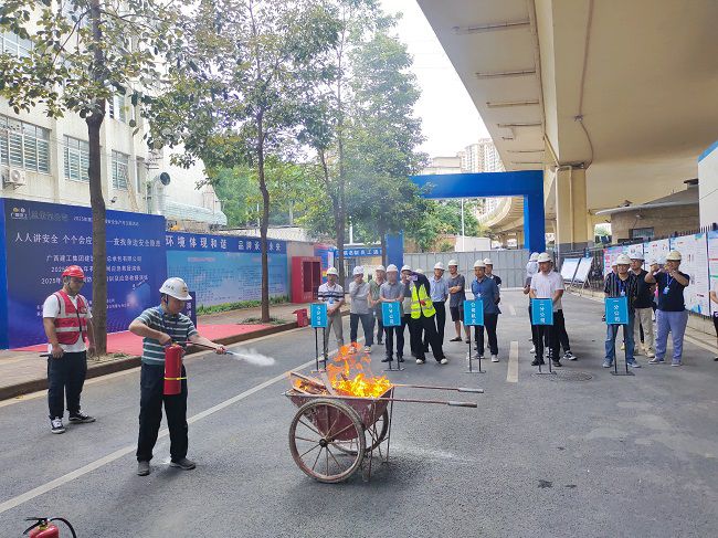 梅锦辉示芳火器操作；票ι 摄（建图）.jpg