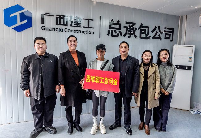 慰问难题职工蓝丽丽。郭奎君摄（建图0）.jpg